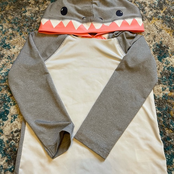 4T & 2T swimsuit top . In a shark shape . - Picture 3 of 4